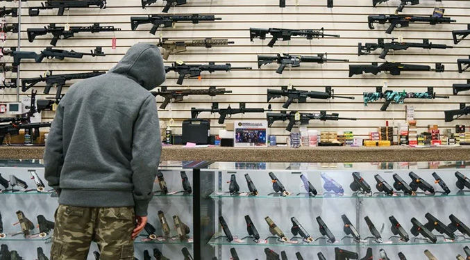 El porte abierto de armas en público comienza en Florida con el apoyo del gobernador