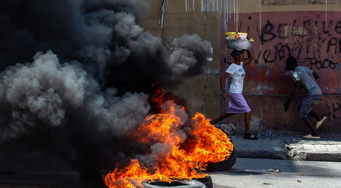 Miles de haitianos se manifiestan en contra de la violencia y marchan hacia las sedes oficiales