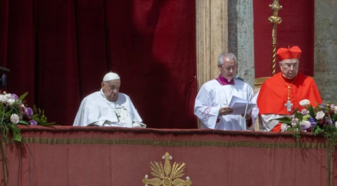 El papa Francisco imparte la bendición «Urbi et Orbi» en el Domingo de Resurrección