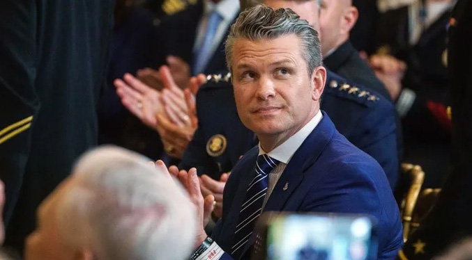 Trump defiende al secretario Pete Hegseth entre rumores de destitución