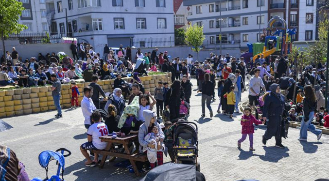 Más de 150 heridos tras lanzarse de edificios durante terremoto en Estambul