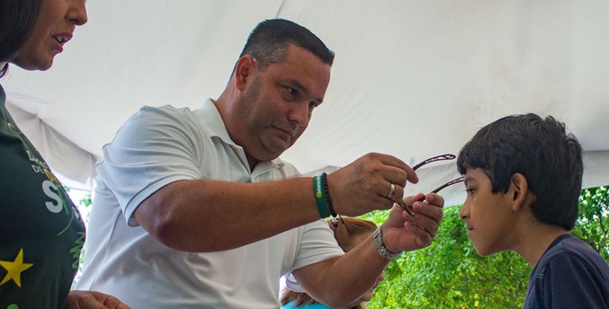 Alcaldía de Maracaibo realiza el primer Ver para Aprender de 2025: 55 pares de lentes entregados