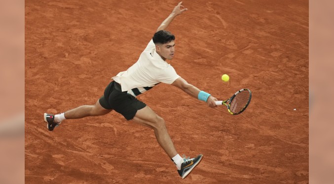 Alcaraz canta a los fans del Roland Garros tras ganar en segunda ronda