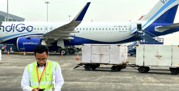 Avión indio no pudo ingresar en el espacio aéreo paquistaní tras turbulencias, según India