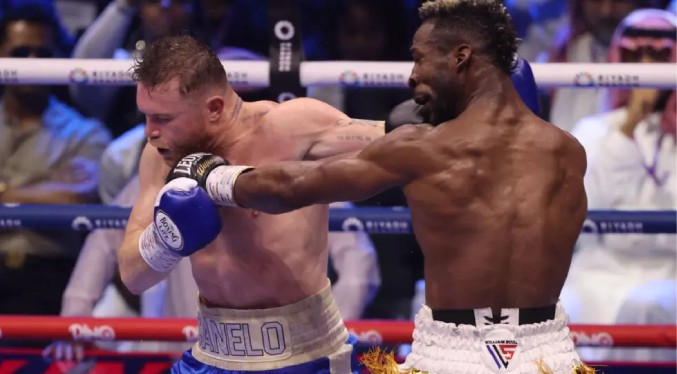 Canelo vence a los puntos a Scull y unifica los títulos de los supermedianos