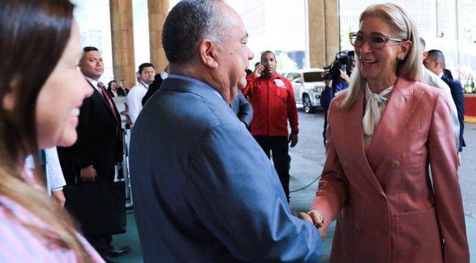 Cilia Flores asegura que parlamentarios oficialistas apoyarán «con las dos manos» reformas de Maduro