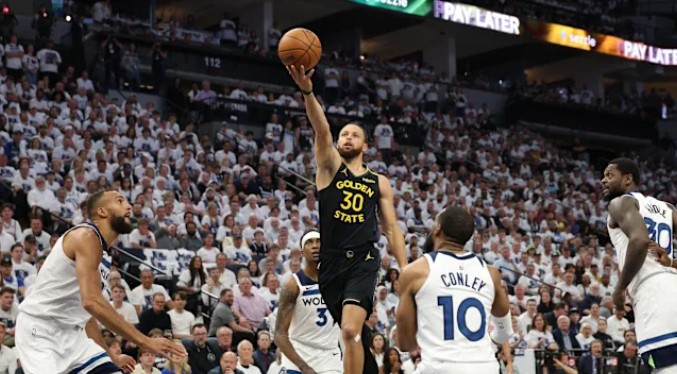 Warriors triunfan en batalla defensiva frente a los Timberwolves