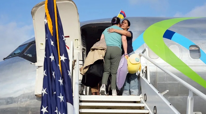 Más de 60 inmigrantes regresan a sus países en el primer vuelo de autodeportados desde EEUU