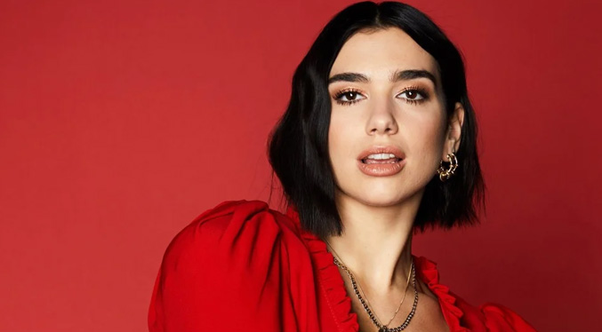 Dua Lipa niega que despidiera a su agente y critica al tabloide británico que lo publicó