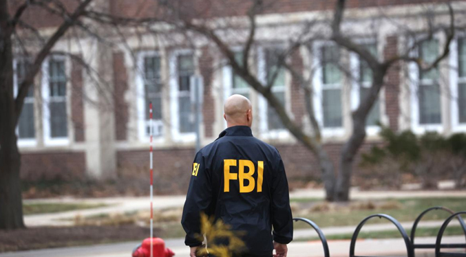 FBI arresta a hombre acusado de planear un tiroteo masivo en una base militar de Míchigan