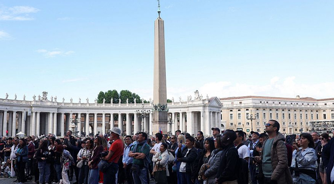 Fieles y curiosos empiezan a llegar al Vaticano a la espera de la primera fumata