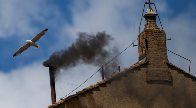 Segunda fumata negra en el Vaticano: los cardenales no consiguieron consenso para elegir nuevo Papa