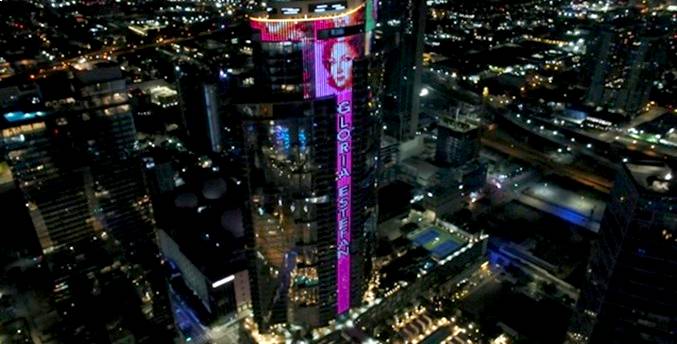 Celebran los 50 años de carrera de Gloria Estefan con imagen en rascacielos de Miami