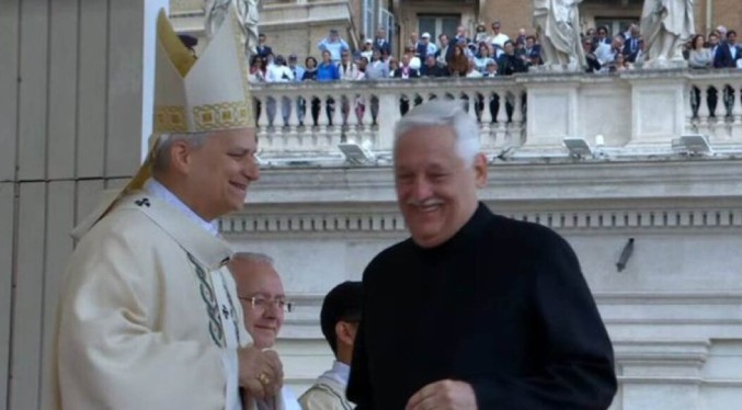 El venezolano Arturo Sosa entre 12 representantes de la Iglesia católica que prometen obediencia ante León XIV