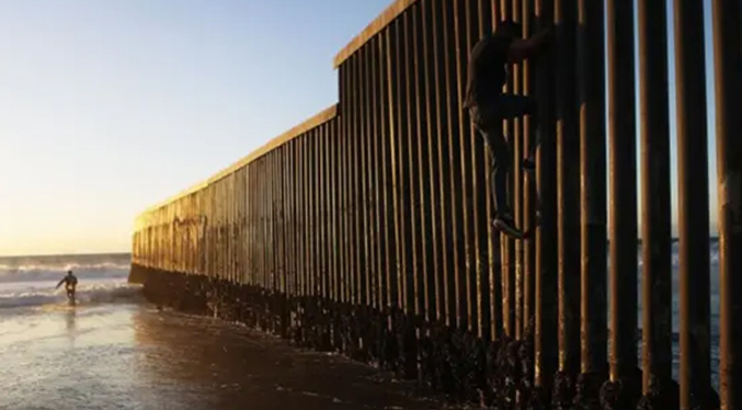 Migrantes se arriesgan en el mar de California ante cerco de Trump en tierra
