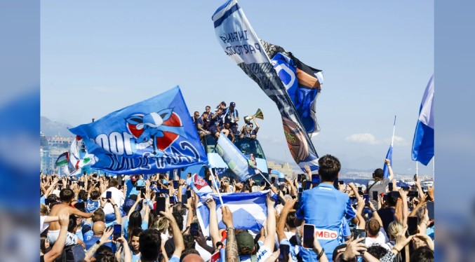 Nápoles celebra título de la Serie A con desfile en autobús frente al mar