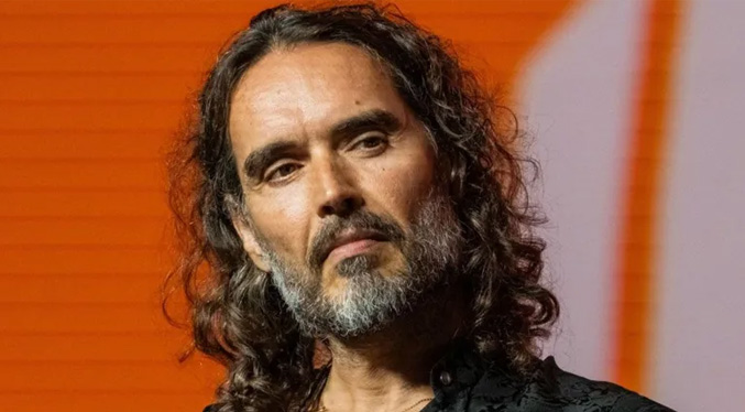 Russell Brand llega al tribunal para la sesión de su juicio por agresiones sexuales