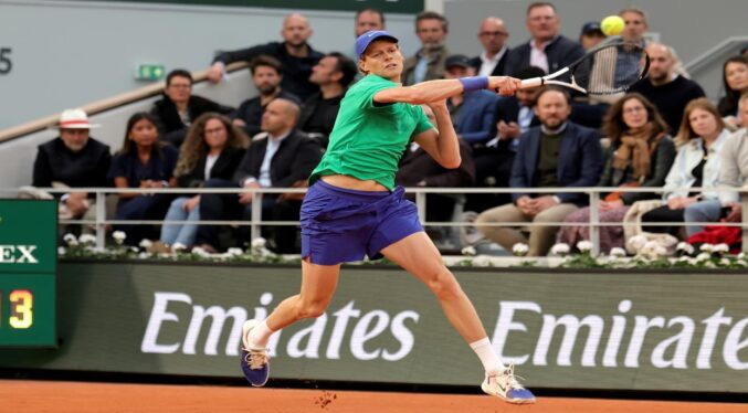 Sinner arrolla a Rublev en su camino a los cuartos de final de París