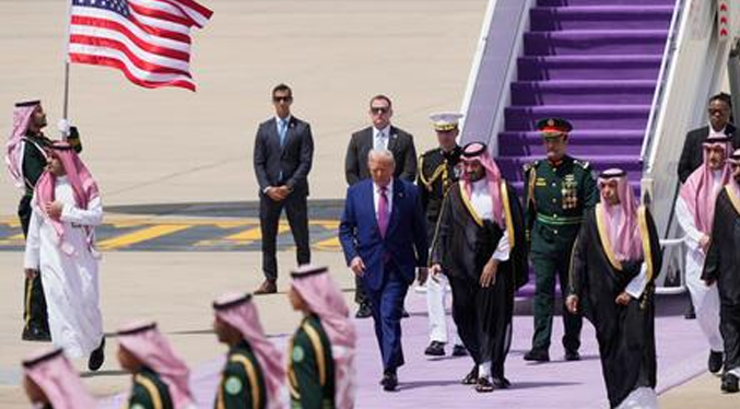 Trump aterriza en Riad en su primera gira internacional a Oriente Medio