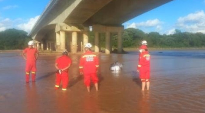 Hallan cuerpo de venezolano maniatado dentro de una maleta en río en Bolivia