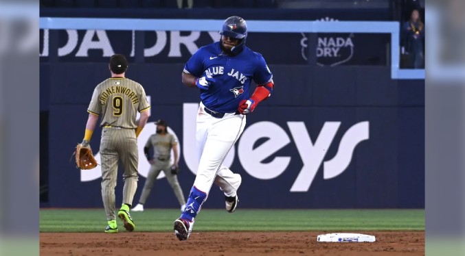 Santander y Guerrero Jr. aportan jonrones en triunfo de Azulejos sobre Padres