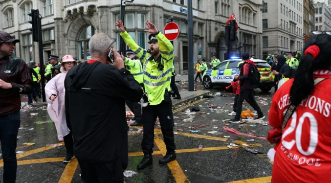 Un vehículo atropella a varios peatones durante el desfile de la victoria del Liverpool