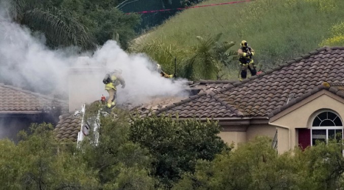 Avioneta se estrella en vecindario de Los Ángeles