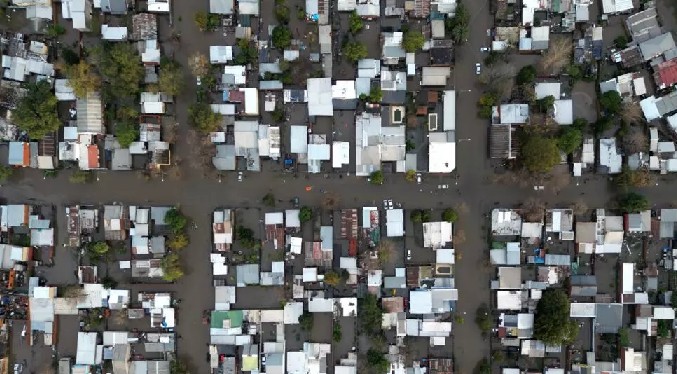 Tres desaparecidos y casi tres mil evacuados por inundaciones en Argentina
