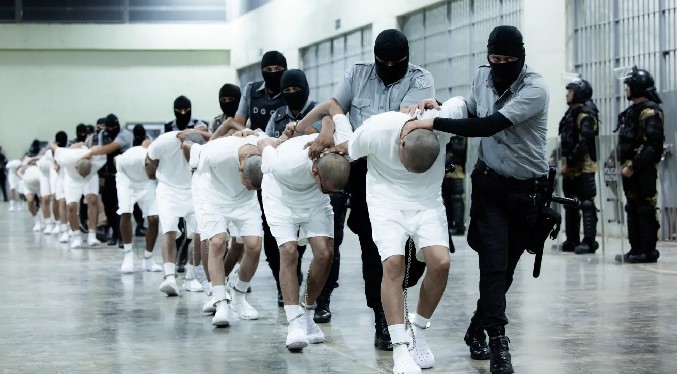 Un sitio web muestra los rostros de la redada migratoria de Trump