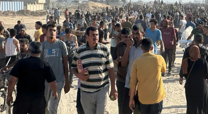 Miles de personas se precipitan hacia un nuevo centro de distribución de ayuda en Gaza