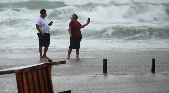 México alerta de oleaje y fuertes lluvias por tormenta Alvin