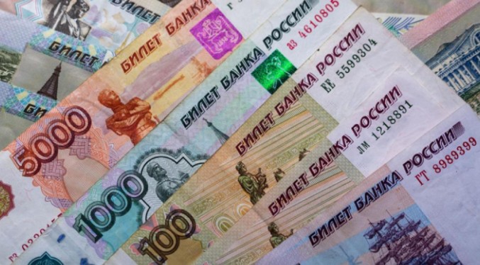 Rublo ruso alcanza su máximo en dos años superando al dólar