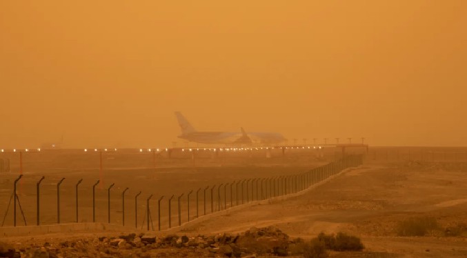 Pasajeros viven momentos de terror en vuelo de Pakistán por una tormenta de arena