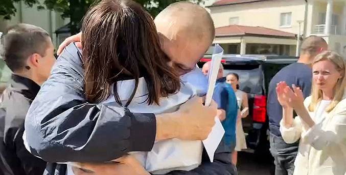 Bielorrusia libera al principal opositor a Lukashenko, entre otros 13 presos políticos