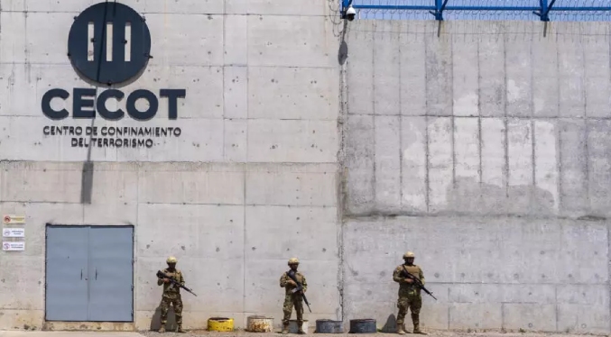 El abrazo entre una madre venezolana y su hijo recién liberado del CECOT