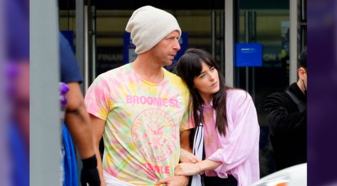 Dakota Johnson y Chris Martin se habrían separado y «está vez parece definitivo”