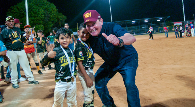 Di Martino comparte con Pequeña Liga de Béisbol Coquivacoa su 70 aniversario