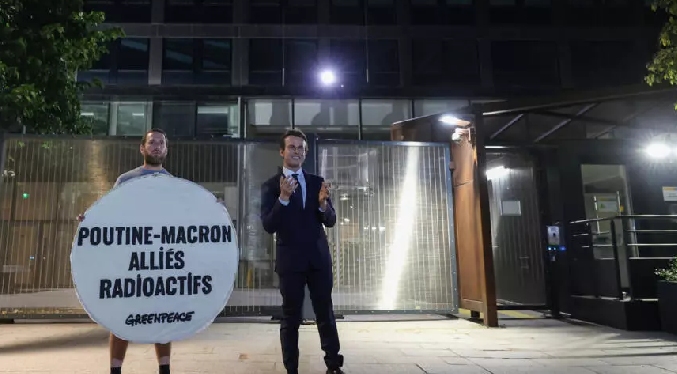 La estatua de Macron que militantes de Greenpeace robaron de museo parisino vuelve a su lugar