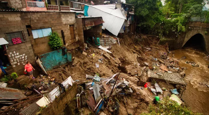 Más de cien personas evacuadas en El Salvador por lluvias generadas por una onda tropical