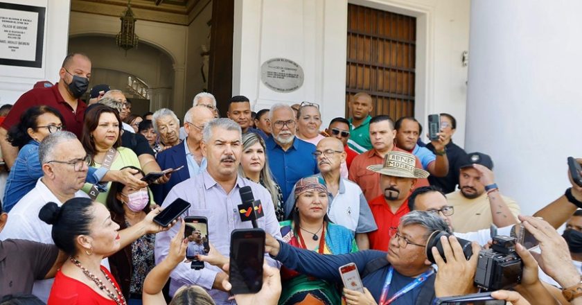 Caldera acude al Palacio de los Cóndores por primera vez como gobernador del estado