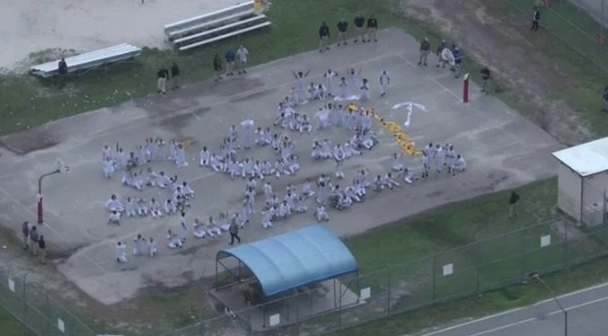 Migrantes venezolanos y cubanos detenidos en Miami forman con sus cuerpos un «SOS»