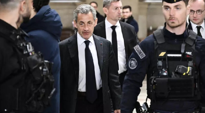 Francia: Justicia ordena la puesta en libertad del expresidente Nicolas Sarkozy