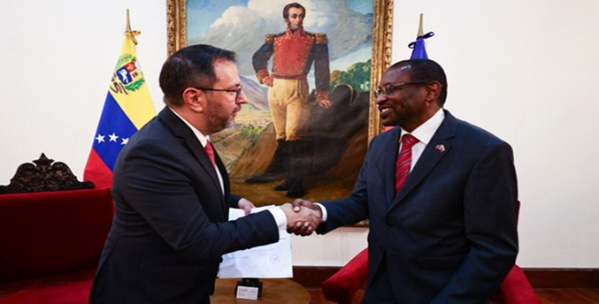 El canciller de Venezuela recibe copias de credenciales del nuevo embajador de Haití