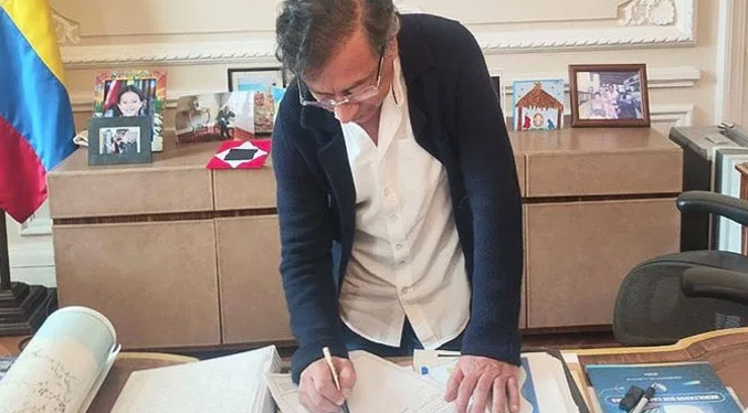 Petro firma el decreto que convoca la consulta popular sobre la reforma laboral en Colombia