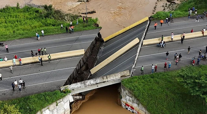 Colapsa puente en autopista de Portuguesa tras intensas lluvias