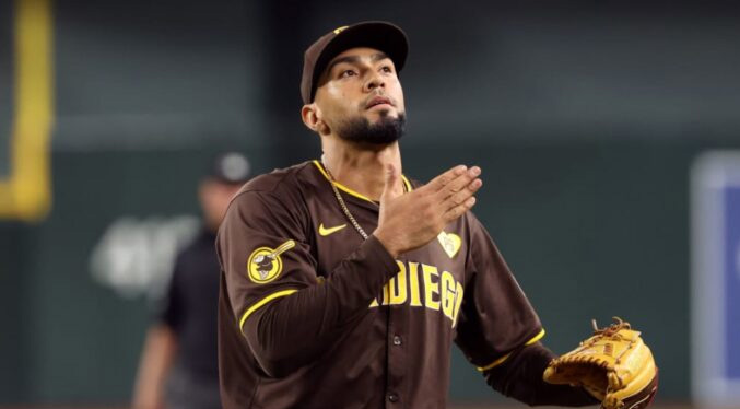 MLB reduce a dos juegos la suspensión de Robert Suárez