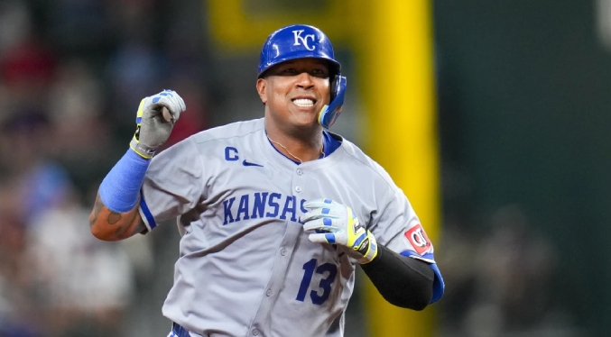 Salvador Pérez llega a 300 jonrones y mil empujadas en las Mayores