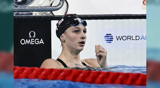 La sensación canadiense Summer McIntosh establece dos récords mundiales en tres días