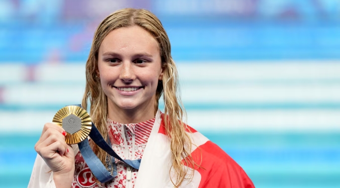 Canadiense Summer McIntosh rompe tercer récord mundial de natación en cinco días