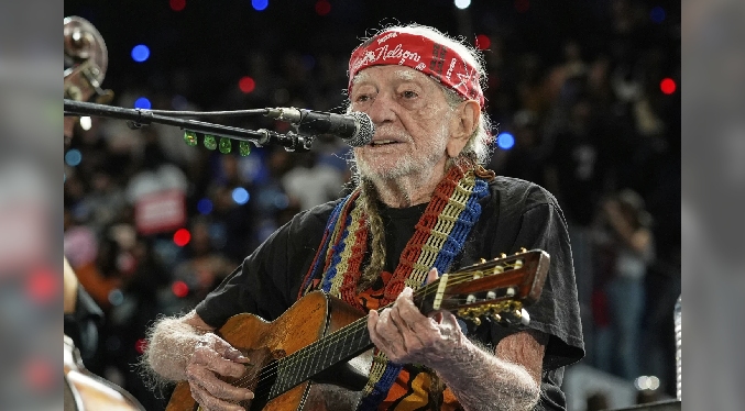 El cantante Willie Nelson sigue disfrutando la vida que ama a los 92